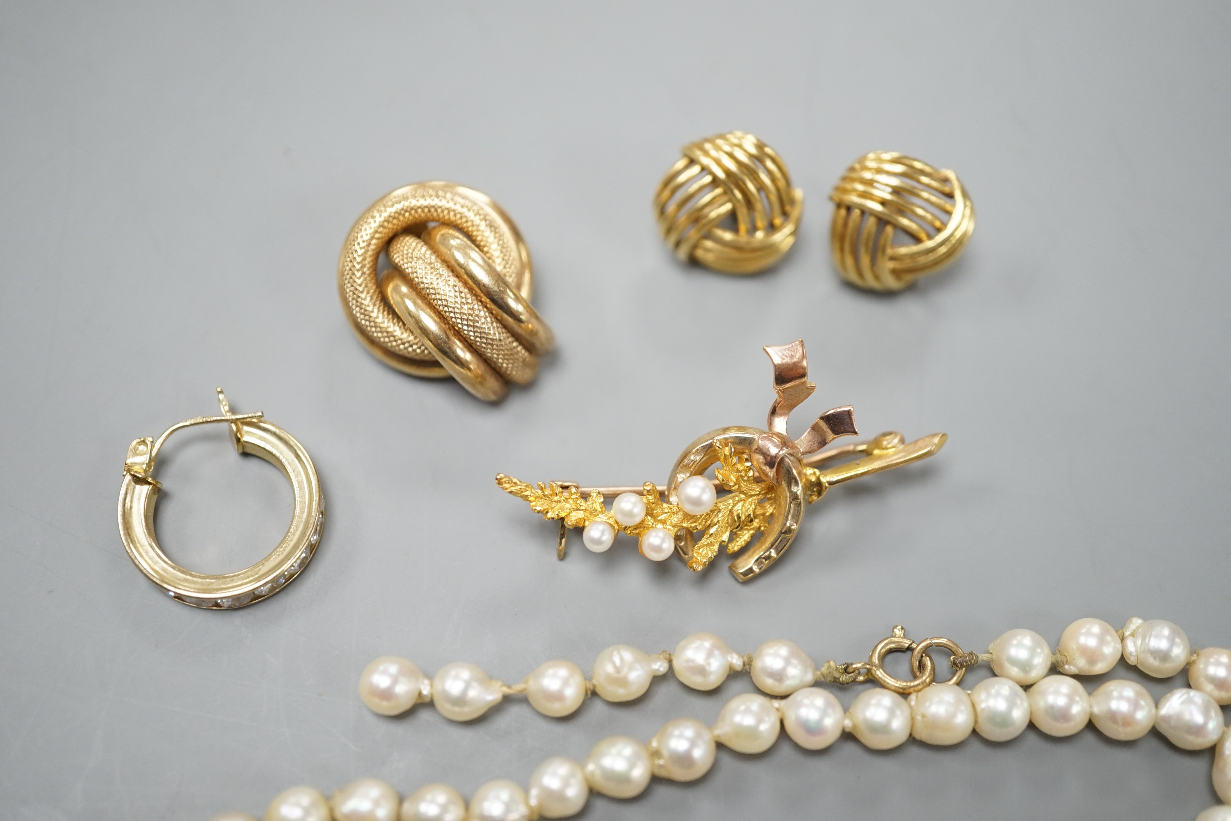 Mixed jewellery including two modern 9ct gold earrings, a single strand cultured pearl necklace (a.f.), a modern 9ct gold and cultured pearl set spray brooch and one other pair of earrings